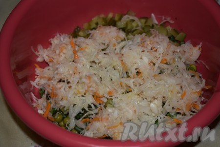 Выкладываем квашеную капусту.
