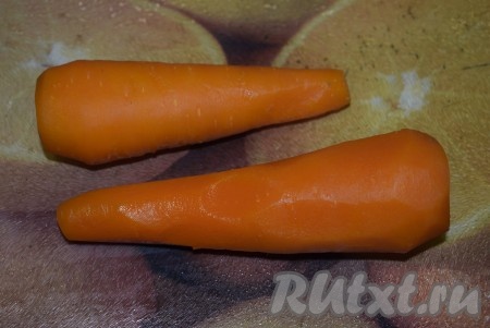Охладить морковь, залив холодной водой. Очистить от кожуры.