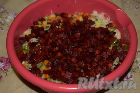 В конце выкладываем свеклу.
