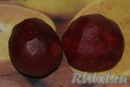 Охладить свеклу, залив холодной водой. Очистить от кожуры.