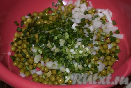 В глубокую миску выкладываем лук, зелень и зеленый горошек без жидкости. 
