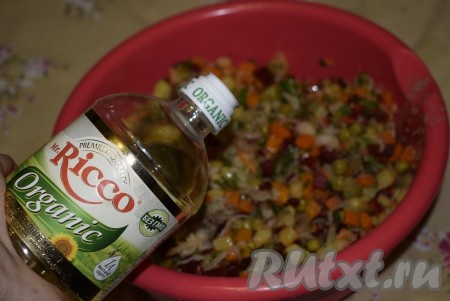 Пробуем винегрет на вкус (квашеная капуста, маринованные огурцы и зеленый горошек бывают разными по содержанию кислоты и соли) и доводим до вкуса, посолив и поперчив, если надо, добавляем еще немного квашеной капусты или огурчика. Заправляем винегрет растительным маслом без запаха.