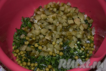 Добавляем нарезанные огурцы.
