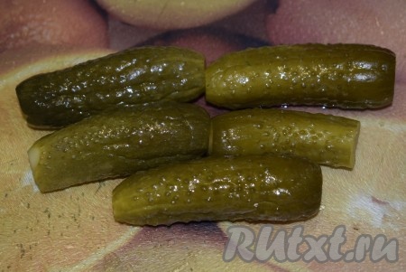 Маринованные огурчики нарезать мелкими кубиками.