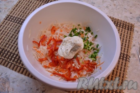 Добавить в салат майонез, поперчить.
