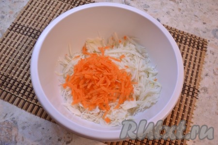 Морковь очистить. Из болгарского перца удалить семенную коробку. К тонко нашинкованной капусте добавить натертую на крупной терке морковь, посолить по вкусу, влить уксус и помять немного руками.