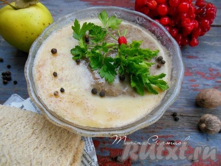 Дайте массе слегка остыть, затем пробейте в однородную пастообразную смесь при помощи погружного блендера. Если необходимо, добавьте соль по вкусу. Переложите паштет из печени кролика в форму или тарелку. Растопите сливочное масло (я использовала топленое) и залейте тонким слоем сверху на паштет. Тонкий слой масла будет защищать наш домашний печеночный паштет от заветривания. Когда масло полностью остынет, уберите паштет в холодильник на сутки, чтобы дозрел. 