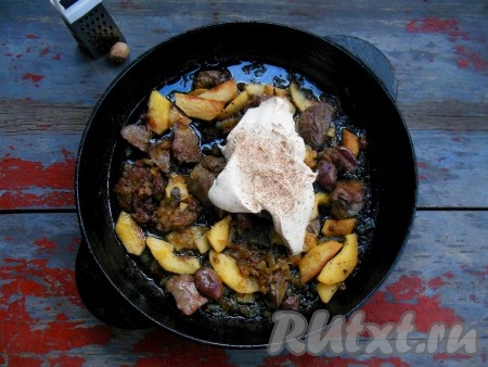 Добавьте сметану и мускатный орех, перемешайте, доведите до кипения и уберите с плиты.
