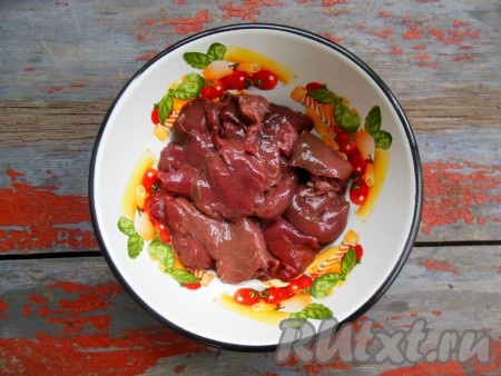 Печень уже взрослого животного имеет характерный запах, поэтому рекомендую замочить ее на 20-30 минут в молоке, молочной сыворотке или же в воде с уксусом. Я использовала печень молодого кролика, поэтому предварительно не замачивала. Печень промойте, обсушите с помощью бумажного полотенца, нарежьте на небольшие кусочки.