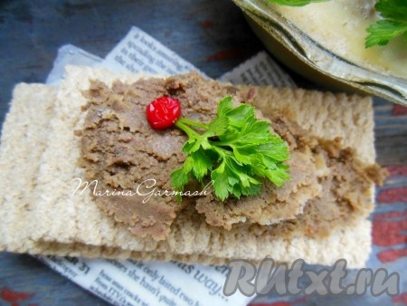 Структура у паштета из печени кролика выходит очень нежной и однородной, с приятным сливочным ароматом, мясным вкусом. Хранится такой домашний паштет 3-5 дней в холодильнике. Паштет можно подавать на хлебцах, хлебе, фаршировать им отварные куриные яйца, использовать в качестве начинок для блинов, пирожков и вареников. Паштет из печени кролика, приготовленный в домашних условиях, получается очень вкусным, попробуйте!