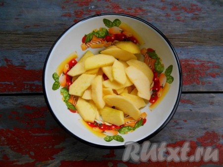 Яблоко очистите от кожуры и семян, нарежьте на ломтики.
