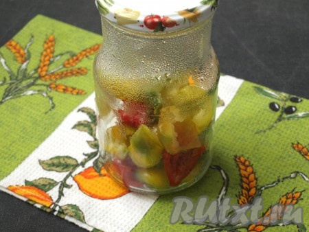 На дно простерилизованной банки выложить лавровый лист из маринада и перец, который у нас проварился в маринаде, прикрыть прокипяченной крышкой.
