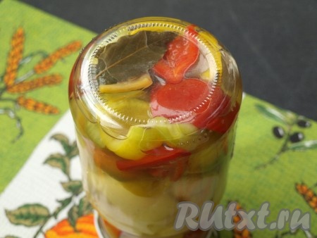 Банку плотно закрутить и перевернуть дном вверх, укутать до полного остывания.
