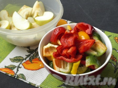 Перец, очистив от хвостиков и семян, нарезать крупными кусочками. Яблоки также следует разрезать на 4-6 частей, вырезав сердцевины.
