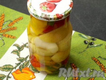 Далее оставшийся перец выложить в кастрюлю с маринадом, варить 1-2 минуты с момента закипания, затем переложить его в банку, наполняя её до верха. Маринад довести до кипения и залить его в банку по самое горлышко.
