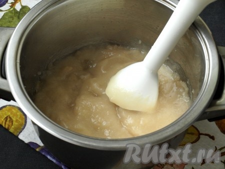 Далее измельчить фрукты при помощи погружного блендера.
