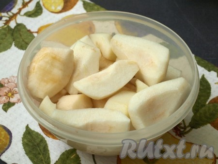 Груши и яблоки очистить от шкурки, разрезать накрест и удалить сердцевины.