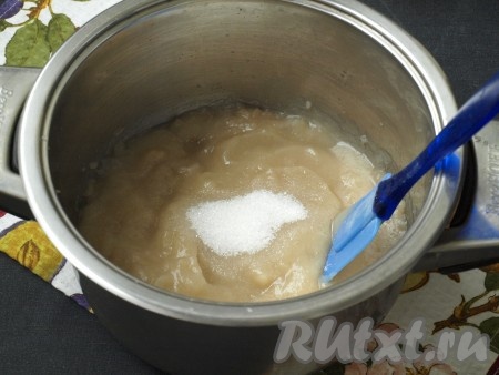 Добавить в кастрюлю сахар, хорошо перемешать и варить яблочно-грушёвое пюре на небольшом огне ещё 3 минуты с момента закипания, помешивая.
