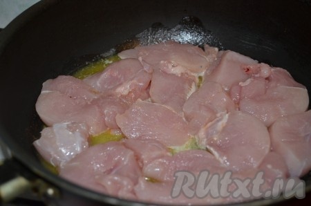 Куриное филе режем на небольшие кусочки, солим, перчим, обжариваем в смеси растительного и сливочного масел на среднем огне с двух сторон (до изменения цвета).
