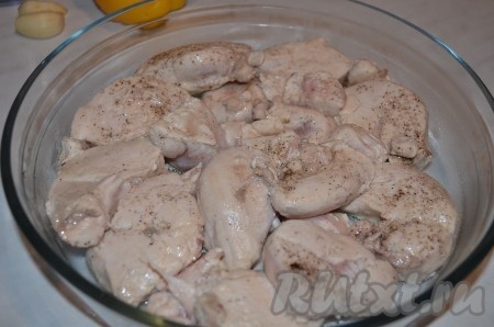 Выкладываем обжаренные кусочки курицы в форму для запекания.
