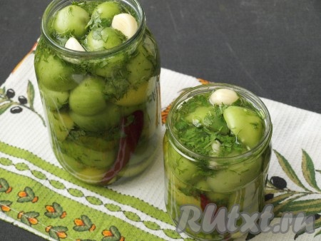 Вскипятить воду и растворить в ней каменную соль, таким образом весь мусор, содержащийся в соли, останется в кастрюле. Залить горячим соляным раствором помидоры. Дать содержимому остыть.
