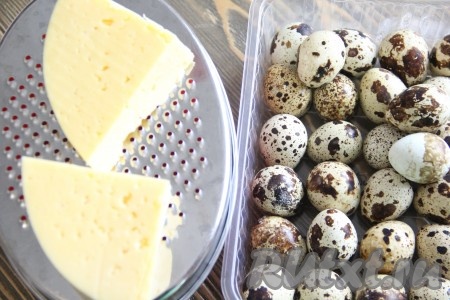 Подготовить продукты для приготовления начинки для гнёзд из фарша. Я использовала перепелиные яйца, но можно взять и мелкие куриные яйца.