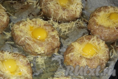 Поверх мясного фарша присыпать сыром, снова отправить в духовку и запекать ещё 20 минут.