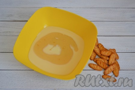 Сгущенное молоко вылить в миску и влить теплый растаявший желатин.
