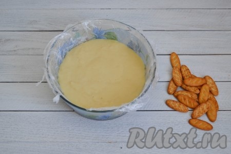 Вылить смесь сгущенки и желатина в форму с печеньем.
