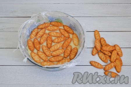 Оставшееся печенье выложить сверху, немного вдавливая.
