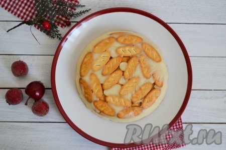 Отправить форму с тортом из крекера со сгущенкой в холодильник минимум на 5 часов. Затем перевернуть форму на большое плоское блюдо, снять пищевую пленку и можно подавать к столу.