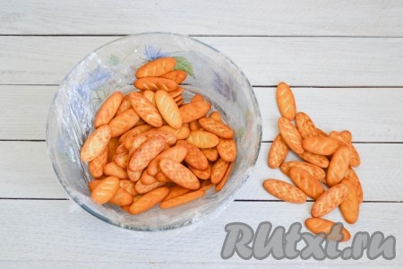 Для формирования торта подойдет любая форма: глубокая или широкая, силиконовая или стеклянная. Если используете не силиконовую форму, то, для того чтобы торт было удобно извлекать из формы, форму лучше застелить пищевой пленкой. Выложить в форму 2/3 крекера.