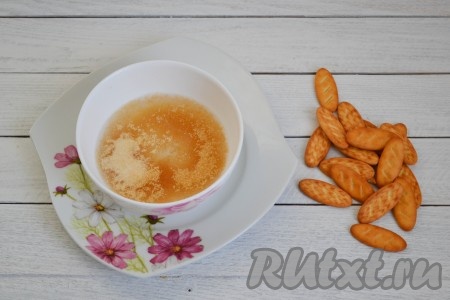 Желатин залить горячей водой и оставить на 15 минут для набухания. Затем отправить на слабый огонь и, помешивая, довести до полного растворения. Не кипятить!
