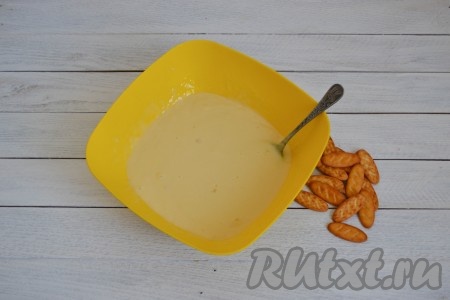 Тщательно перемешать сгущенку с желатином, должна получиться однородная масса. Делать это нужно очень быстро, иначе тяжело будет переместить получившуюся массу в форму с крекерами.
