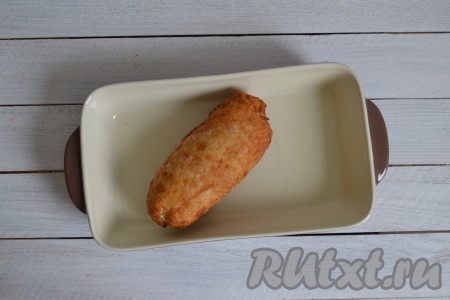 Затем куриный рулет выложить в форму для запекания и отправить в разогретую до 180 градусов духовку на 15 минут.
