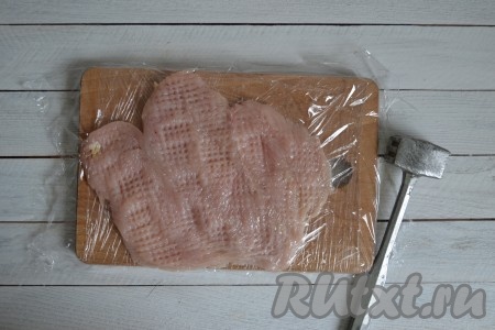 Накрыть пищевой пленкой и отбить молотком. С обеих сторон приправить солью.&nbsp;
