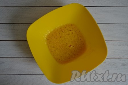 Куриные яйца вбить в глубокую миску, всыпать щепотку соли и хорошо взбить.
