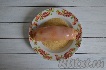 И сразу же обвалять в панировочных сухарях.
