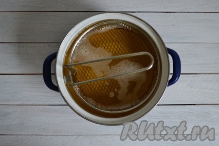 Влить растительное масло в кастрюлю и хорошо его прогреть.
