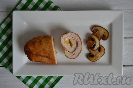 На гарнир идеально подойдет отварной рис или картофель. Также хорошим дополнением послужат свежие овощи.
