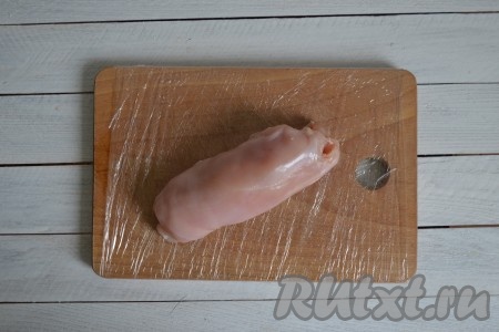 Завернуть филе тугим рулетом. Фиксировать рулеты ничем не нужно, они и так прекрасно держат форму. 