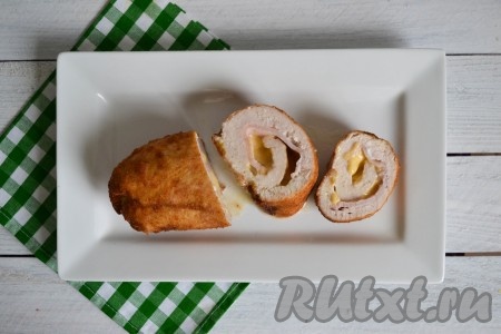 Невероятно вкусное, нежное и очень сочное кордон блю из куриного филе подавать на стол только в горячем виде.
