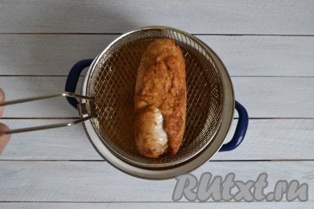 Обжарить ее до красивого светло-коричневого цвета со всех сторон (на это уйдет 3-4 минуты).&nbsp;
