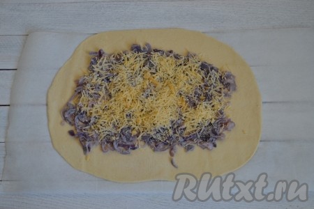 Натёртым сыром посыпать луковую начинку.
