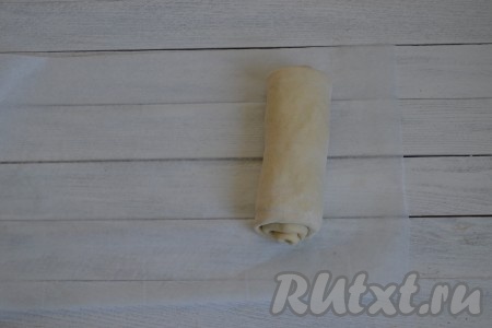 Свернуть тесто с начинкой рулетом.
