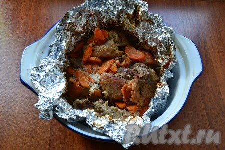 Поместить форму с кусочками кролика в теплую духовку, запекать при температуре 180 градусов 1 час 15 минут.