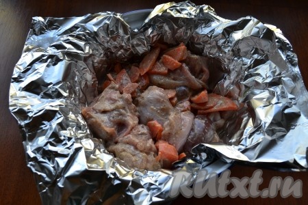 После этого выложить крольчатину в фольгу, сложенную вдвое и уложенную в небольшую форму для запекания.
