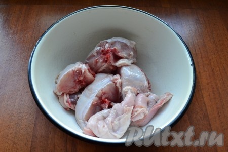 Любые части крольчатины порубить на средние кусочки, немного посолить.