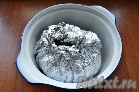 Краями фольги мясо закрыть, оставив небольшое отверстие для выхода пара.