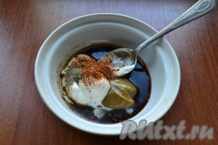 Смешать соевый соус, горчицу, сметану, специи для мяса и черный молотый перец.